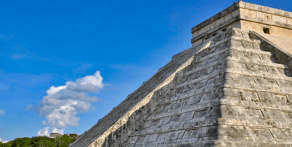 quetzalcoatl serpent at kukulkan pyramid