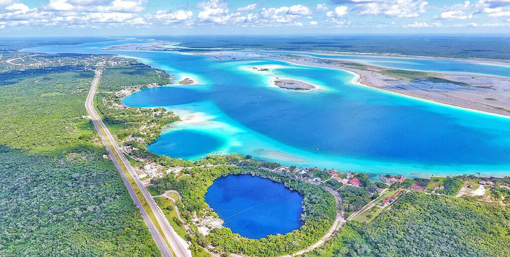 7 Colour lagoon in Cancun - bakalar