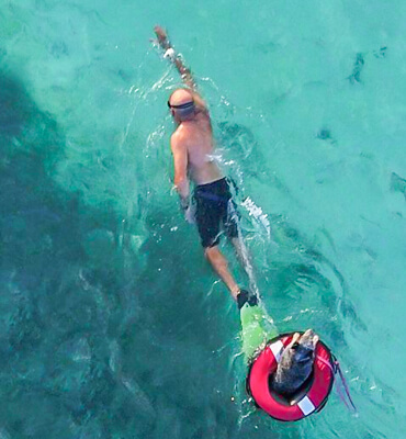 Swimming on the competition El Cruce in Cancun