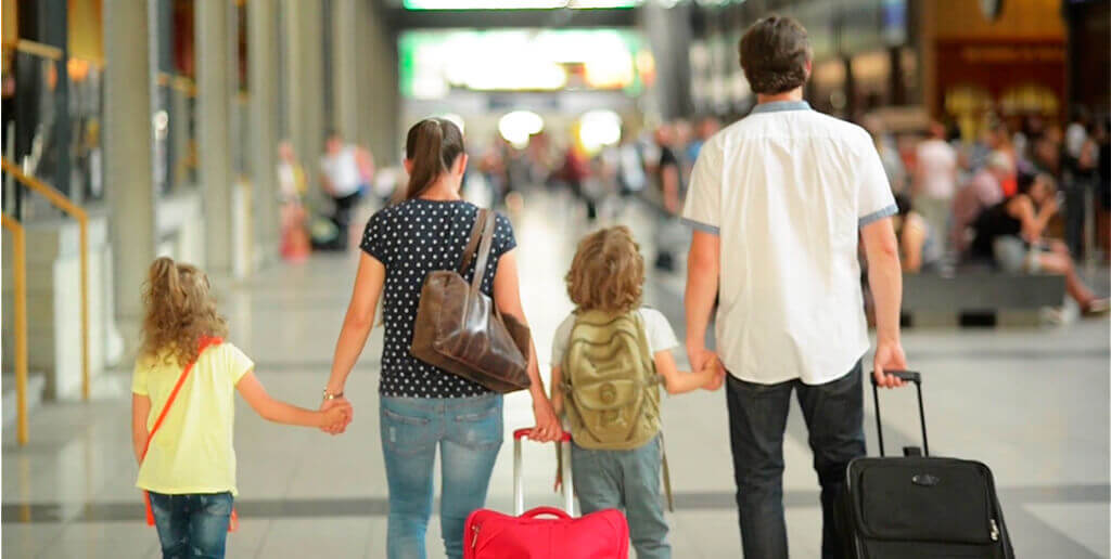 familia-en-el-aeropuerto-con-maletas