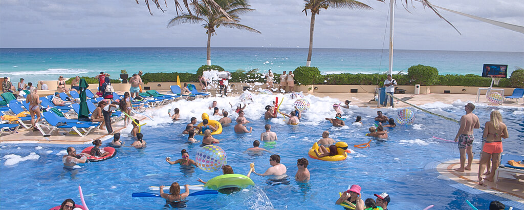 Activities at the Pool of the Solaris Resort in Cancun