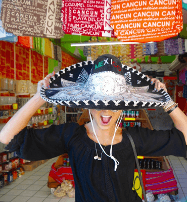 Turistas en las tiendas de Cancún