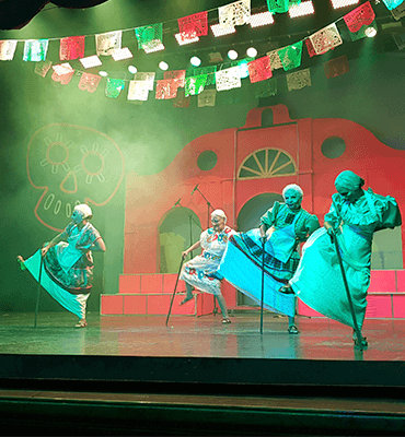 Baile de las Viejitas en el Show de Coco en Royal Solaris Los Cabos