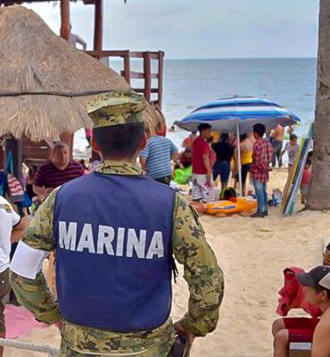 La Marina Cuidando a los turistas en las playas de Cancun