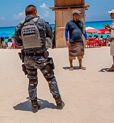 Policias resguardando las playas de Cancun