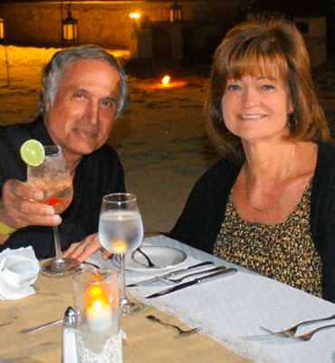 Pareja en la Cena de Luna Llena en la Playa de Los Cabos