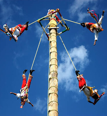 Voladores de Papantla en el Festival de la Vida y la Muerte en Cancún