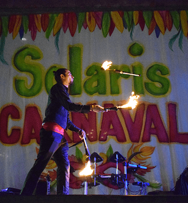 Malabarista de Fuego en la Fiesta de Carnaval de Los Cabos