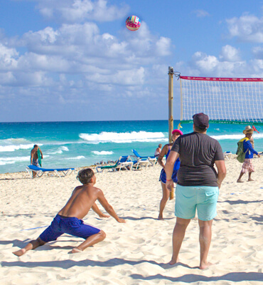 Jugando Voleibol en la Playa de Cancún