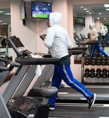 Usando la Caminadora en los Gimnasios de los Hoteles Solaris de Cancún