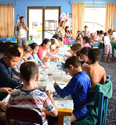 Niños en las Actividades de Miniclub de Los Cabos