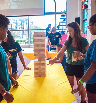 Jugando Jenga en el Hotel Solaris de Los Cabos