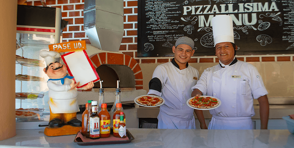 chefs-en-el-restaurante-de-pizzallisima-en-club-solaris-cabos