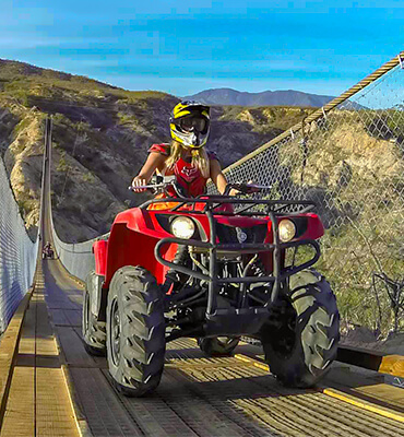 Conduciendo un ATV en un puente colgante en Los Cabos