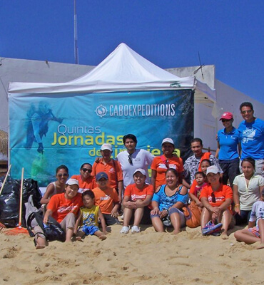 Cleaning teams at the beaches of Cabos