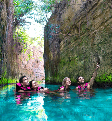 Nadando en los Ríos Subterráneos del Parque Xcaret en Cancún