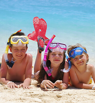 Niños disfrutando de Semana Santa en la Playa